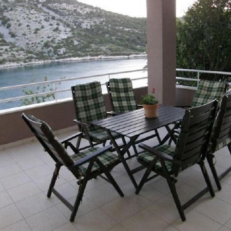 Apartments Ljubi Vinišće Екстериор снимка