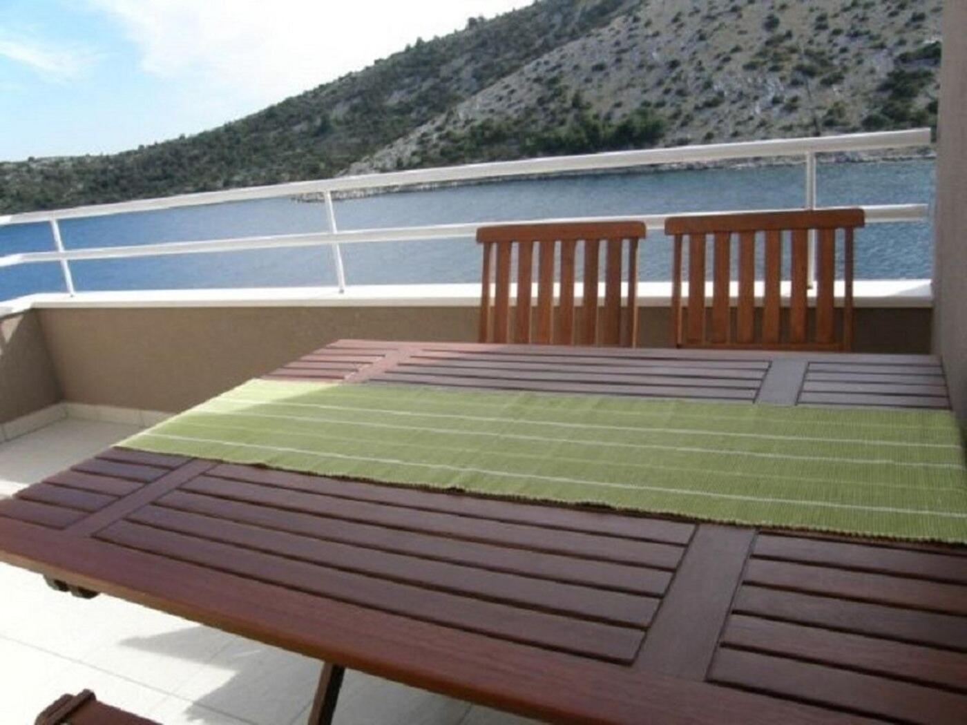 Apartments Ljubi Vinišće Екстериор снимка