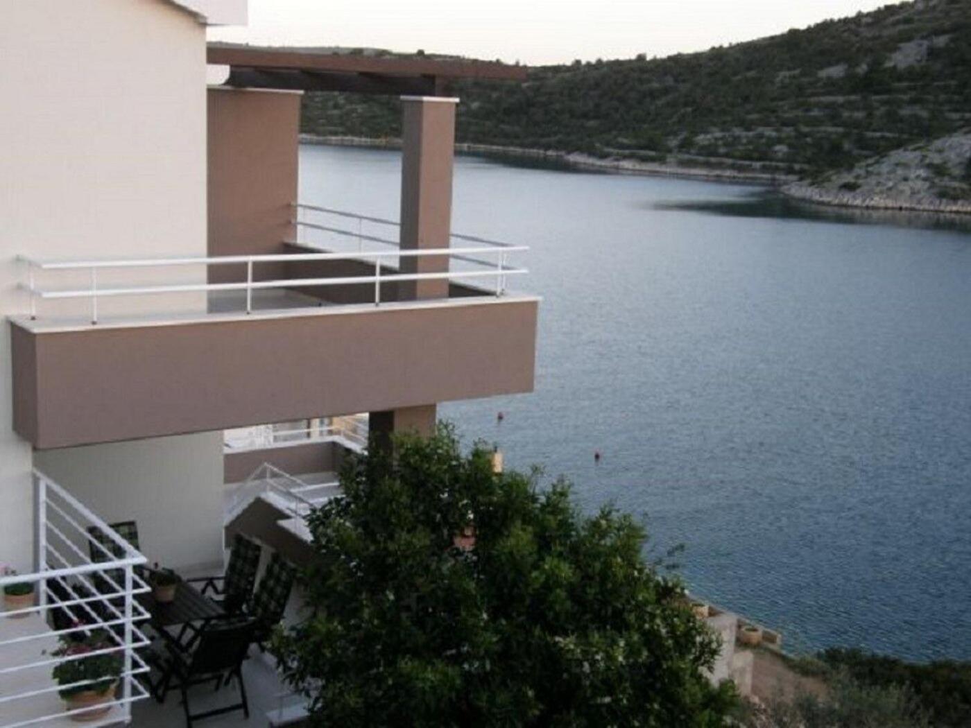 Apartments Ljubi Vinišće Екстериор снимка