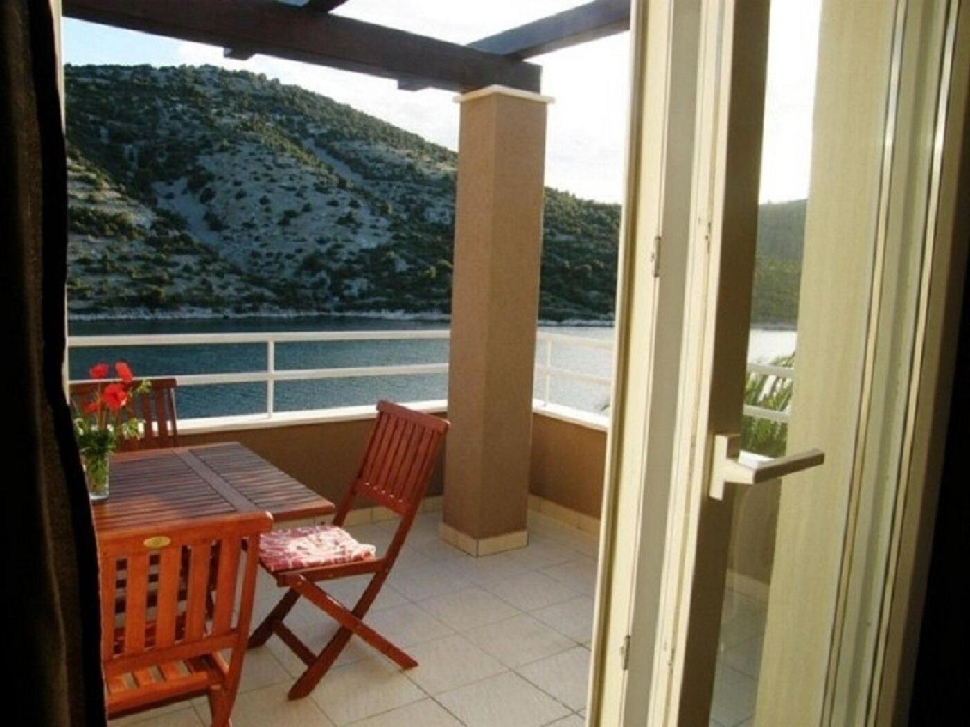 Apartments Ljubi Vinišće Екстериор снимка